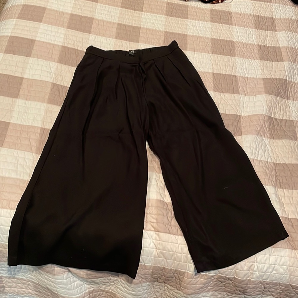 Loft wide leg pull on cropped pants. Black